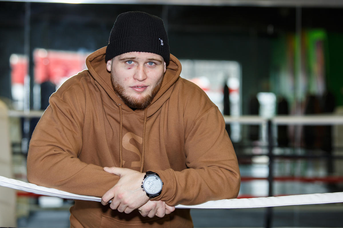 Arts martiaux mixtes la ceinture de champion et rien d'autre pour Adam