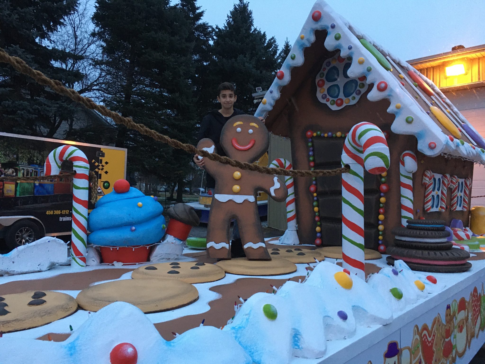 À 12 ans, il dessine son premier char allégorique...de Noël! - Le ...