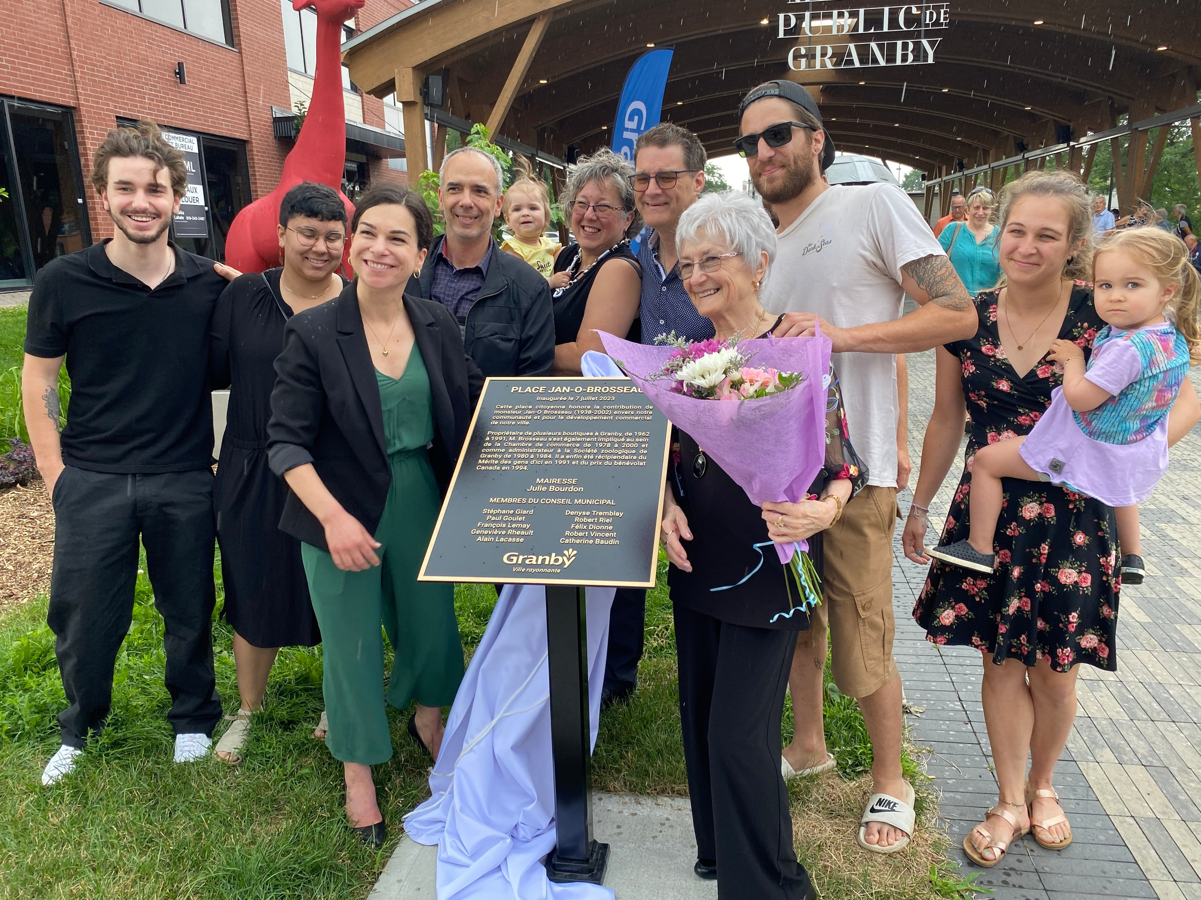 La place JanOBrosseau au coeur du centreville de Granby Le Granby